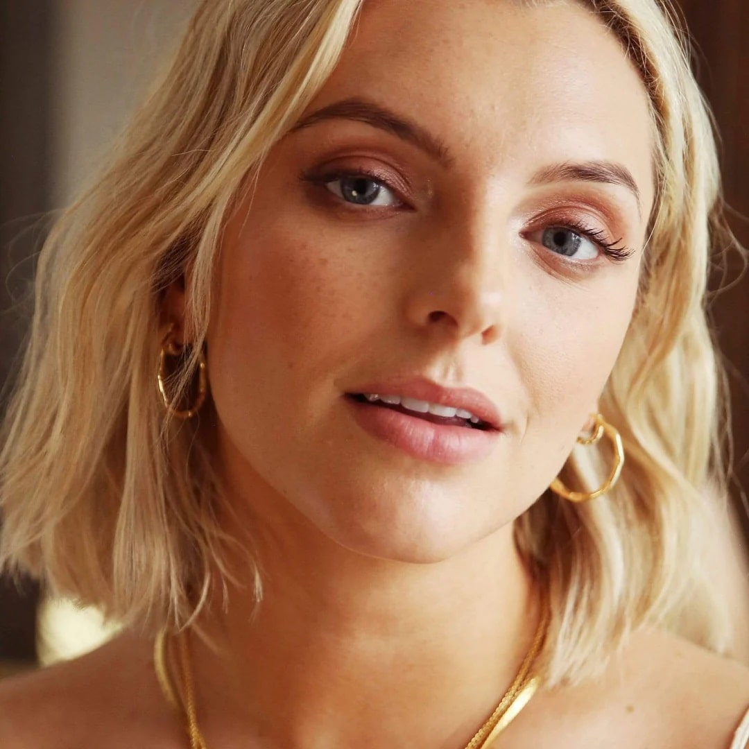 Daisy London Estée Lalonde Goddess Glow Hoop Earrings - Gold